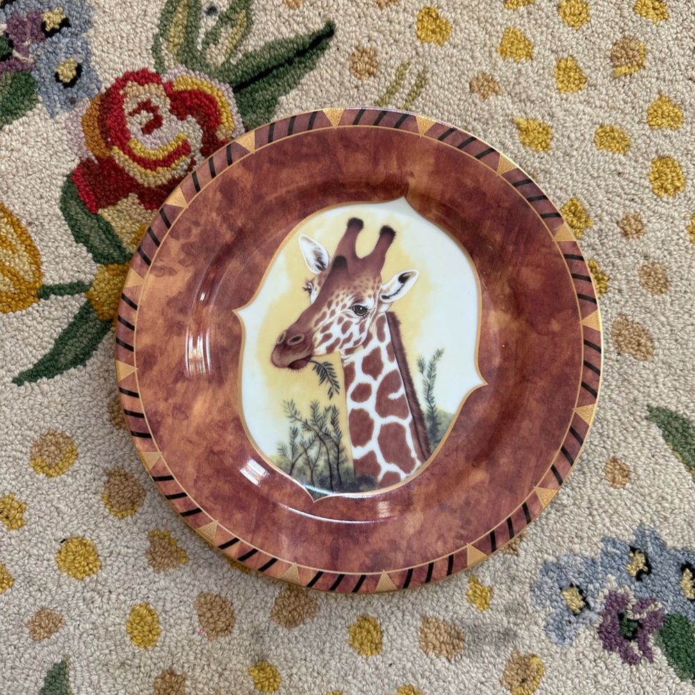 Lynn Chase, African portraits, salad plate, giraffe 9 inches signed